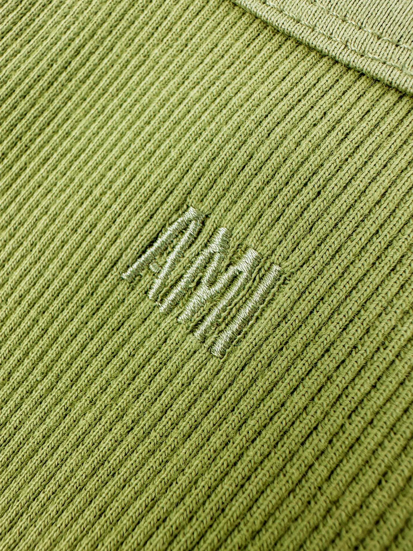 Women's Ami Paris logo embroidered vest, custom made of luxurious and soft plain weave cotton, with a cloudy feel, skin-friendly and breathable. The fresh fruity green is condensed with French sophistication, showing a luxurious and elegant style while relaxing. The iconic love embroidery is embellished on the chest, which is low-key yet recognizable. The ami embroidery on the back collar has a dark texture, and both sides have a French attitude. The high-strength texture outlines neat lines, making it slimmer and Versatile. The vest-style cut releases the shoulder and neck lines, perfectly showing the female curves; above simplicity, it is an undefined French romance. 1. Imported machine embroidery technology uses advanced computer control systems and precision mechanical components to precisely create the iconic AMI love logo embroidery, with smooth and delicate lines and a full sense of sophistication. 2. Enzyme washing treatment: The fabrics have been fermented and washed to give them a better feel and texture. They are not easy to deform, shrink or fade, and maintain long-term beauty. Accessories: Customized 1:1 AMi trademark Version: Fit Size: S M L Style number: DD 114